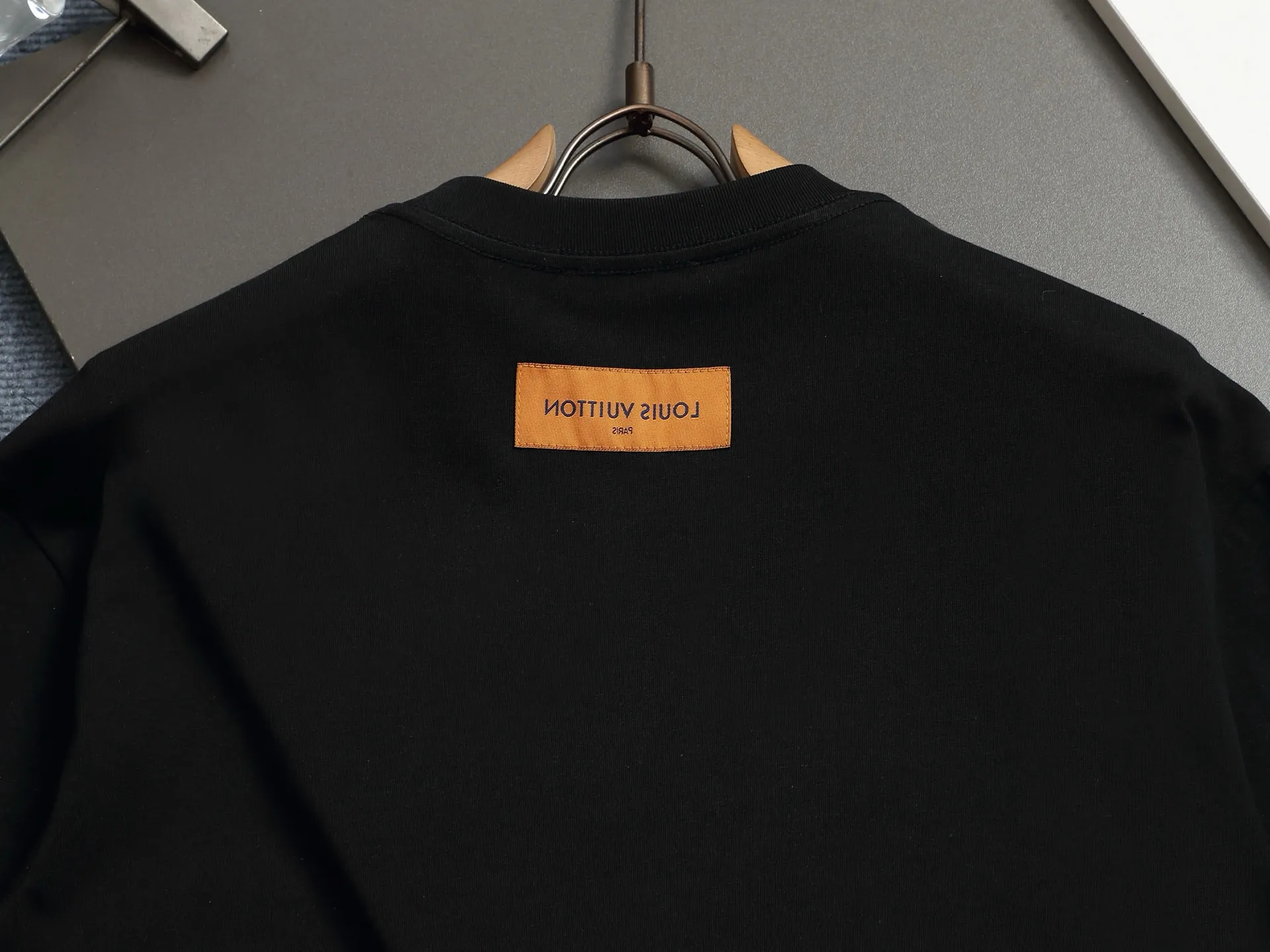 🅿️170 2025 new 1V summer cotton T-shirt uses colorful wool embroidery to enhance the temperament. The exquisite three-flower embroidery pattern is composed of a variety of yarns, with a total of 42,530 stitches showing a slight relief effect. Embroidered 1v letters complete this bold and sophisticated piece.  𝙘𝙤𝙡𝙤𝙧：White. Black 𝙨𝙞𝙯𝙚：XS S M L